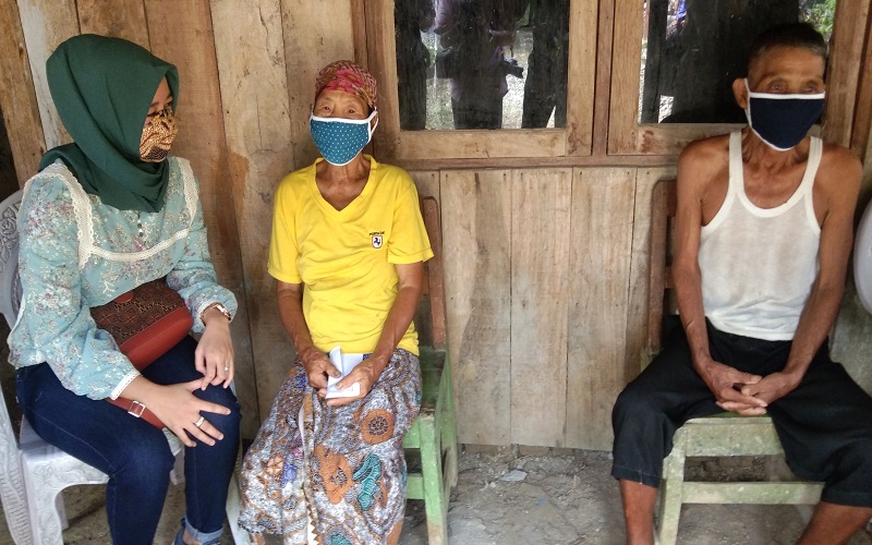 Miris, Lansia Miskin di Pekalongan Tinggal dengan Ayam dan Kelinci