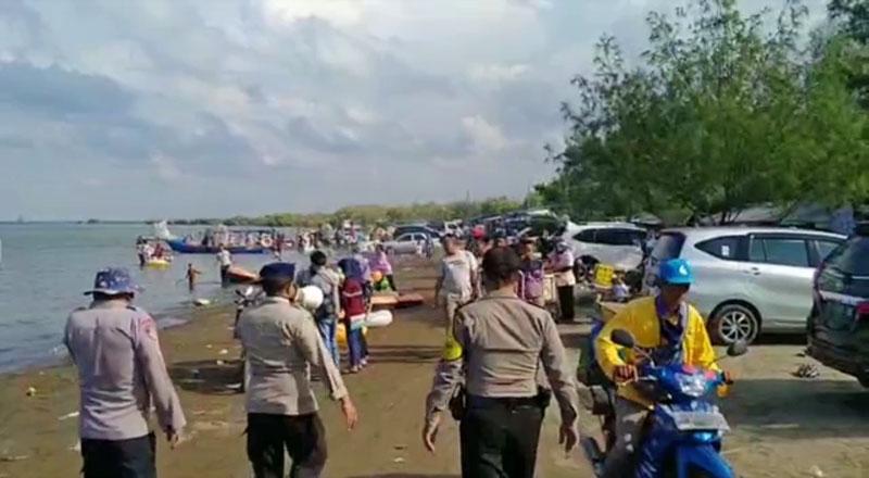 Ratusan Pengunjung Pantai Karangsong Indramayu Dibubarkan Petugas Polair