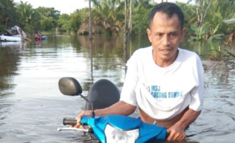Terendam Banjir, Warga Sambas Bertahan di Rumah Panggung