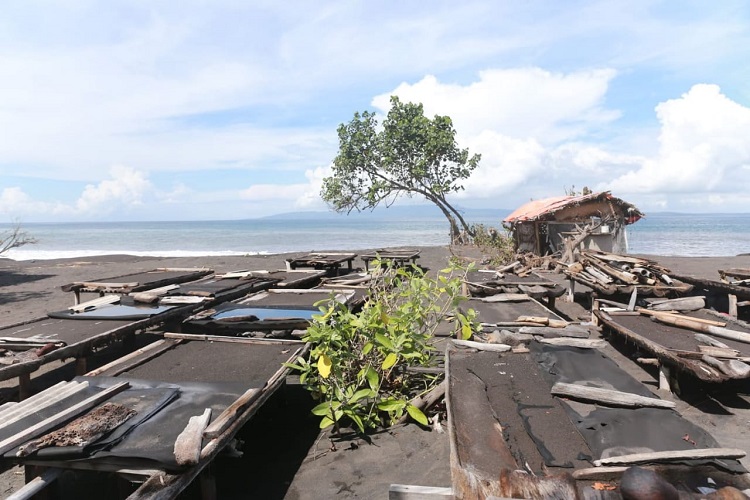 Gelombang Tinggi di Bali Hancurkan Lahan Petani Garam Klungkung