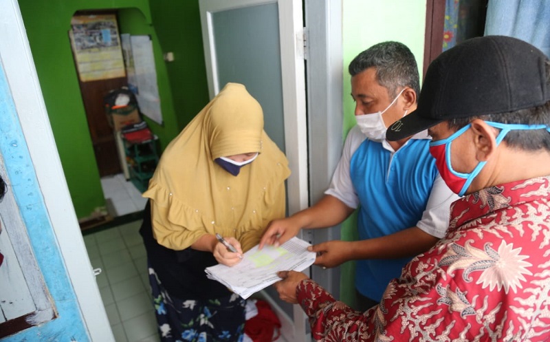 Kemensos Salurkan Bantuan Sembako di Bekasi, Ketua RW Ikut Awasi Pembagian