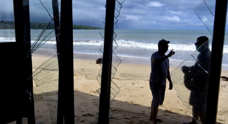 Kafe di Jimbaran Bali Rusak Diterjang Gelombang Tinggi dan Banjir Rob
