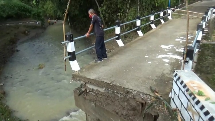 Hujan Deras, Jembatan Penghubung Antardesa di Madiun Ambrol