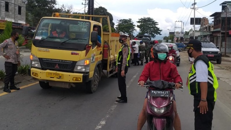 Polisi Gencarkan Patroli Pembatasan Waktu Beraktivitas di Jalan Raya Sentani
