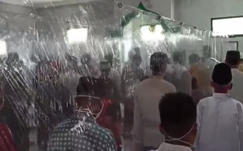 Saf Bersekat Plastik, Ini Penampakan Puluhan Orang di Karanganyar Gelar Salat Jumat