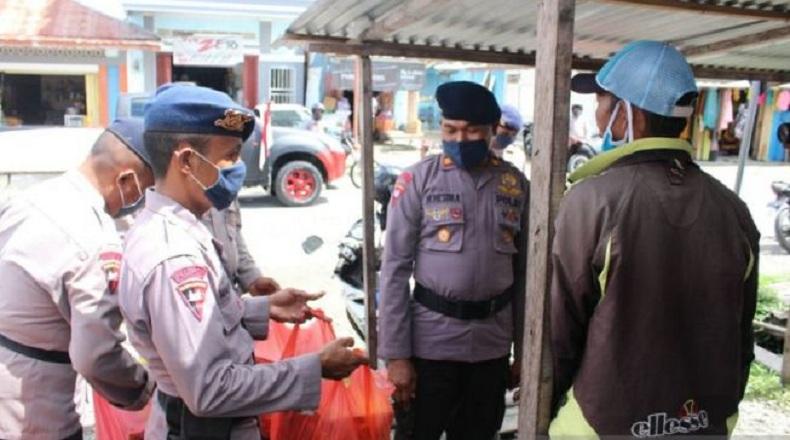 Brimob Polda Maluku Dirikan Dapur Lapangan untuk Warga Terdampak Covid-19 di SBB