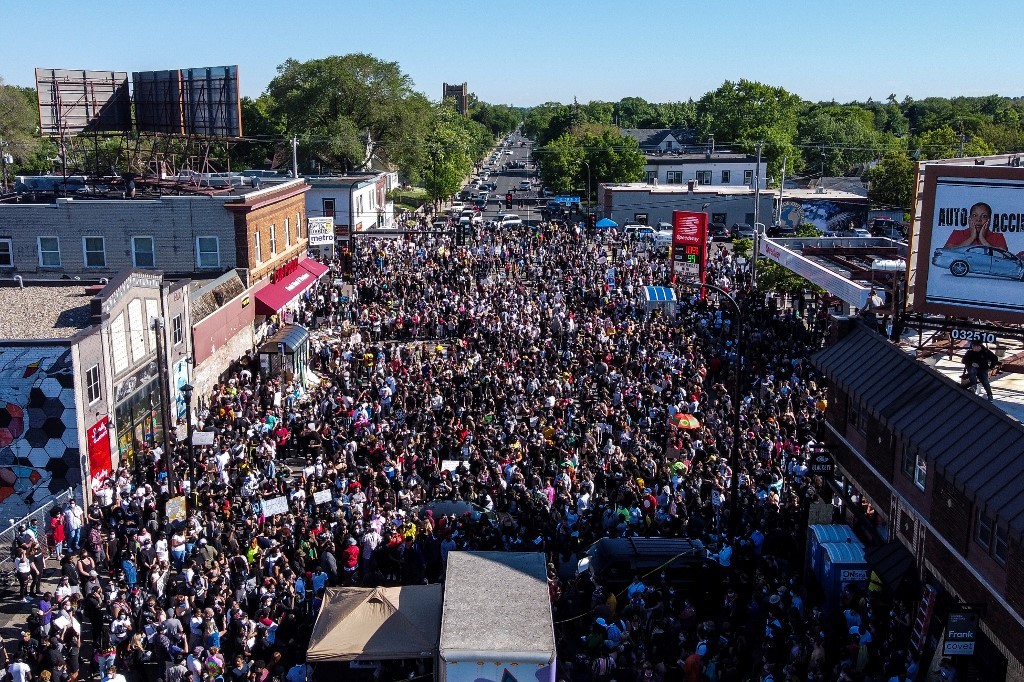 Nekat Terobos Demonstran Pembela George Floyd, Sopir Truk Diamuk Massa