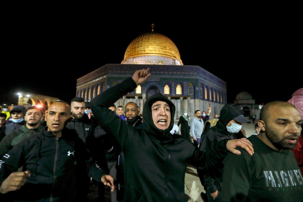 Masjid Al-Aqsa Dibuka, Jamaah: Kami Akan Lindungi Dia dengan Jiwa dan Darah Kami