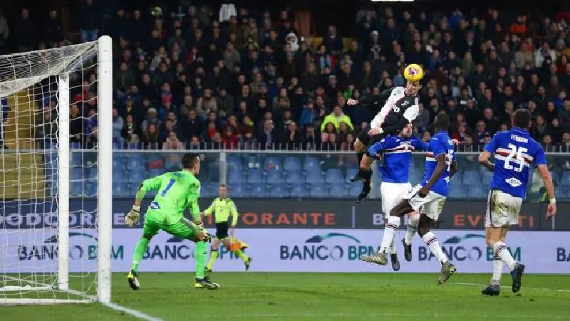 Mantan Striker Chelsea: Sundulan Ronaldo Seperti Ayunan Stik Golf