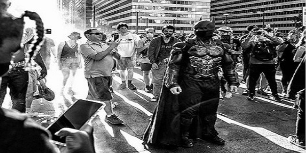 Protes Antirasial di Amerika Serikat Dikejutkan Kehadiran Batman