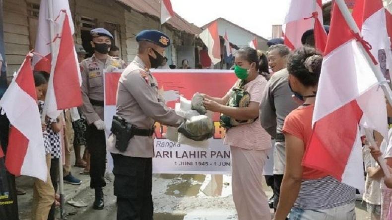 Peduli Sosial, Brimob Polda Sumut Bagikan Sembako di Momen Hari Lahir Pancasila