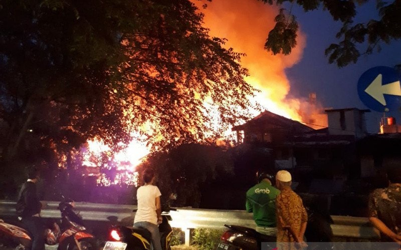Pemkot Jakpus Siapkan Tenda dan Makanan bagi 120 Pengungsi Kebakaran Jalan Proklamasi