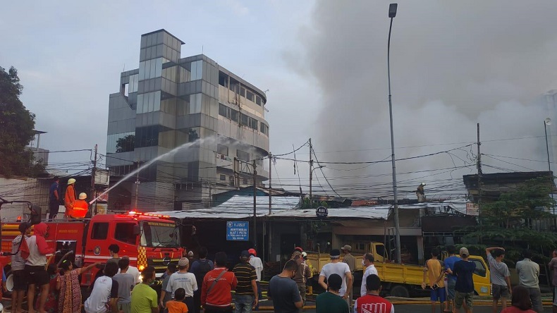 Kebakaran Terjadi di Permukiman Padat Penduduk Dekat Tugu Proklamasi