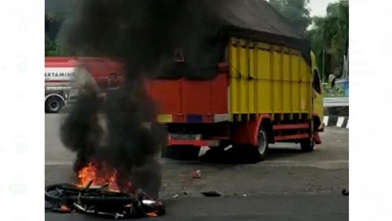 Kecelakaan Motor dan Truk di Madiun, 1 Remaja Tewas di Tempat dan Kendaraan Terbakar