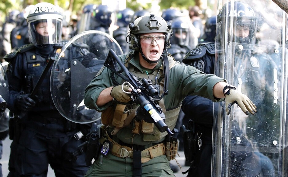 Demonstrasi Pembunuhan George Floyd Semakin Brutal, Kerumunan Polisi Diseruduk Mobil