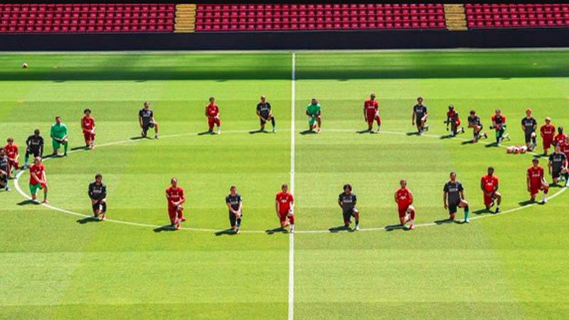 Solidaritas Antirasisme, Skuat Liverpool Berlutut di Anfield