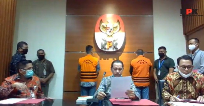 Kenakan Rompi Tahanan KPK, Ini Penampakan Nurhadi dan Menantu saat Diborgol