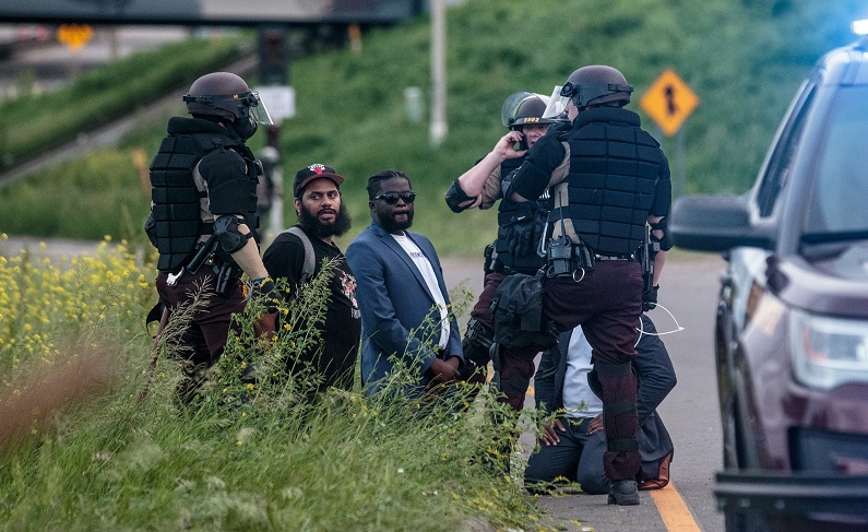  Polisi Minneapolis Tangkap Provokator Bawa Mobil Berisi Bom di Tengah Demo Antirasial