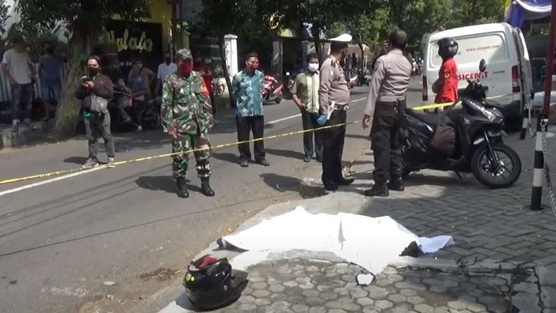 Laki-Laki Malang Meninggal Mendadak di Jombang, Petugas Evakuasi Pakai APD
