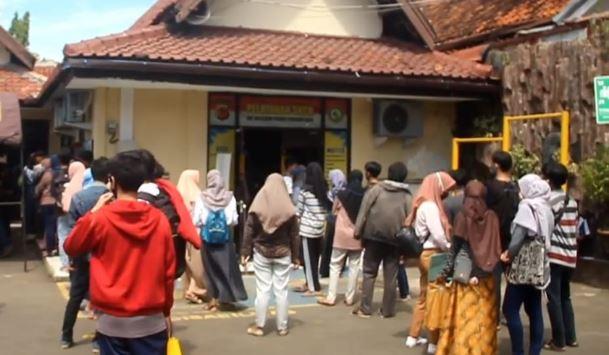 Permohonan SKCK di Polres Cirebon Kota Membludak, Warga Antre dari Pagi