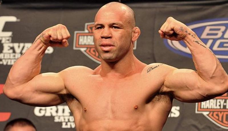 Ditabrak Mobil saat Bersepeda, Calon Lawan Mike Tyson Hampir Meninggal