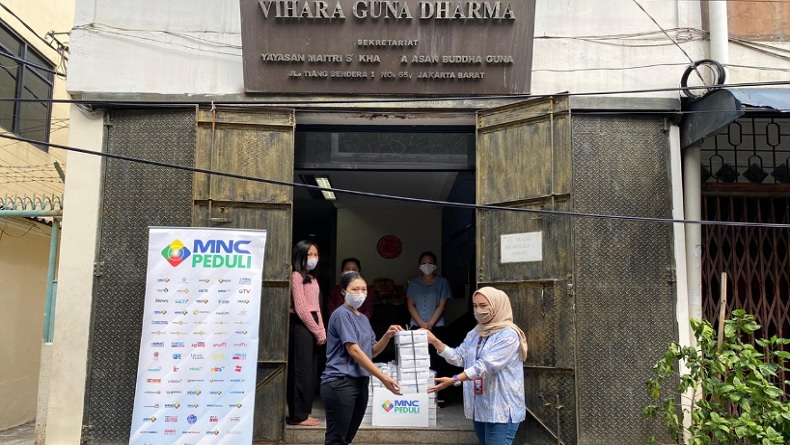 MNC Peduli dan Produser Pangan Asia Berbagi di Vihara Guna Dharma