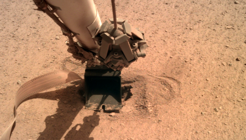 Lander InSight Akhirnya Berhasil Mendorong Mole ke Tanah Mars