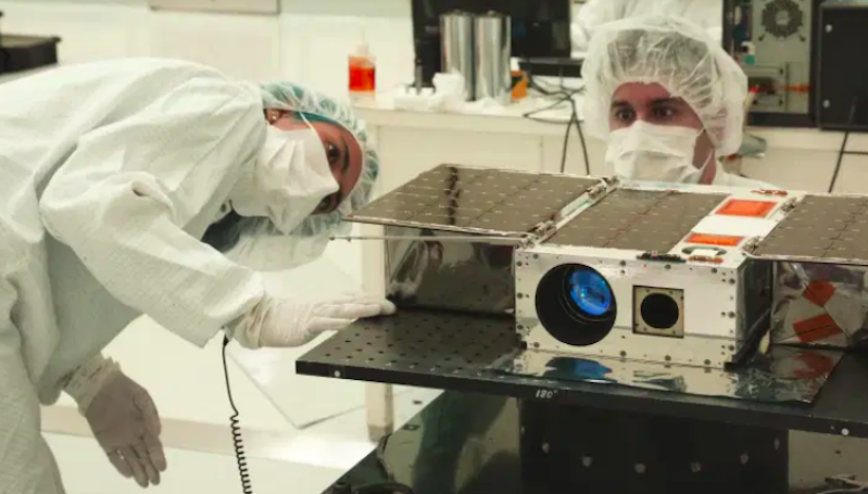 Hanya Seukuran Tas Kerja, Satelit Kecil Ini Mampu Temukan Dunia Lain di Luar Angkasa
