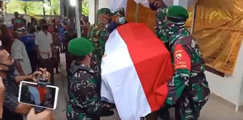 Isak Tangis Ibu Sambut Jenazah Kapten Kadek di Rumah Duka di Buleleng