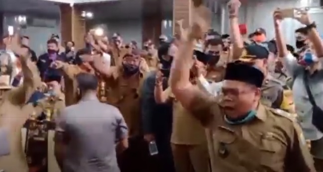 Disudutkan soal BLT Covid-19, Ratusan Kuwu di Cirebon Desak Anggota DPRD Mundur