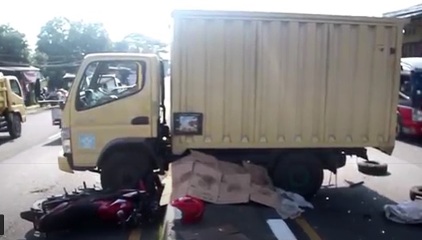 Pemotor Tewas Ditabrak Mobil Boks di Jalur Pantura Cirebon