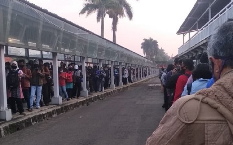 PSBB Transisi, Antrean Panjang Terjadi di Stasiun Bogor sejak Pukul 05.00 WIB