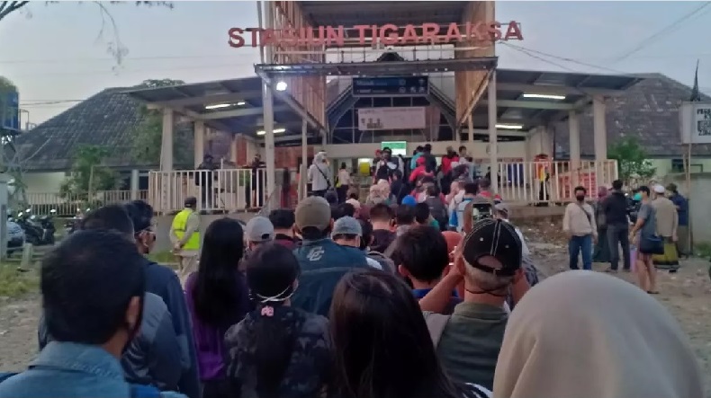 PSBB Transisi, Antrean Mengular di Stasiun Tigaraksa Tangerang
