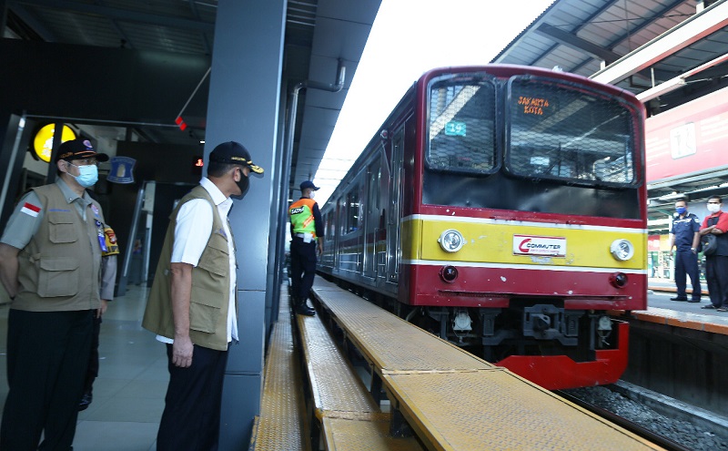 Tinjau PSBB Transisi di Stasiun Manggarai, Doni Monardo Imbau Penumpang Bawa Hand Sanitizer