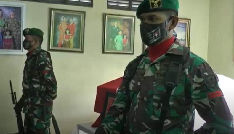 Anggota TNI Jaga Jenazah Kapten Kadek selama 3 Hari