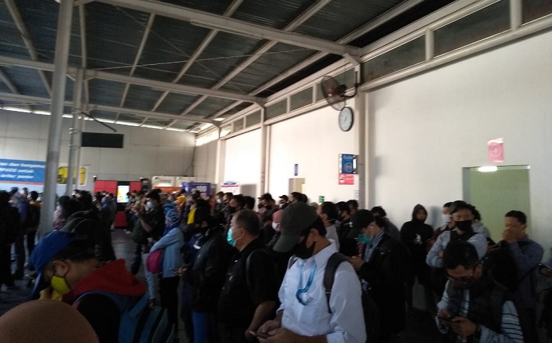 Antrean Terjadi di Stasiun Cilebut saat PSBB Transisi, Penumpang Disiplin Jaga Jarak