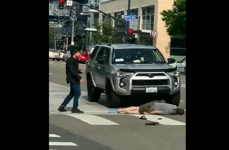 Viral! Mahasiswa Indonesia Pukul KO Pelaku Rasis di Amerika Serikat