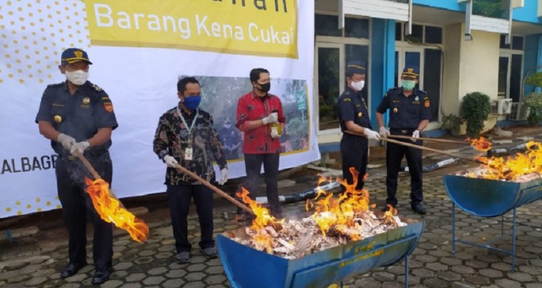 Bea Cukai Musnahkan 1,8 Juta Rokok Ilegal di Kalbar