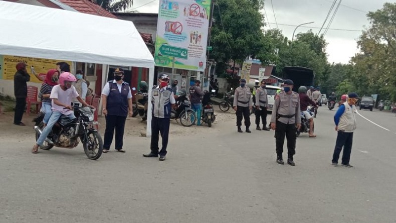 Personel Brimob Disiagakan di Pos Akses Masuk Kota Ambon selama Pembatasan Kegiatan Masyarakat