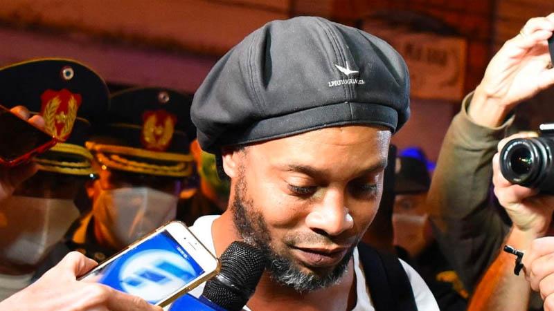 Pesta Bareng Wanita Cantik, Kebebasan Ronaldinho Terancam Ditunda