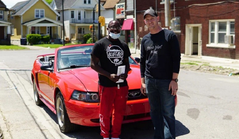 Bersihkan Jalan Bekas Demo George Floyd, Remaja Ini Dapat Hadiah Mobil Sport