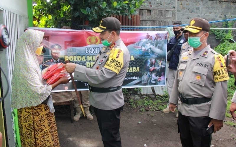 Polda Malut Salurkan Puluhan Ton Beras Tahap Pertama untuk Masyarakat Terdampak Covid-19