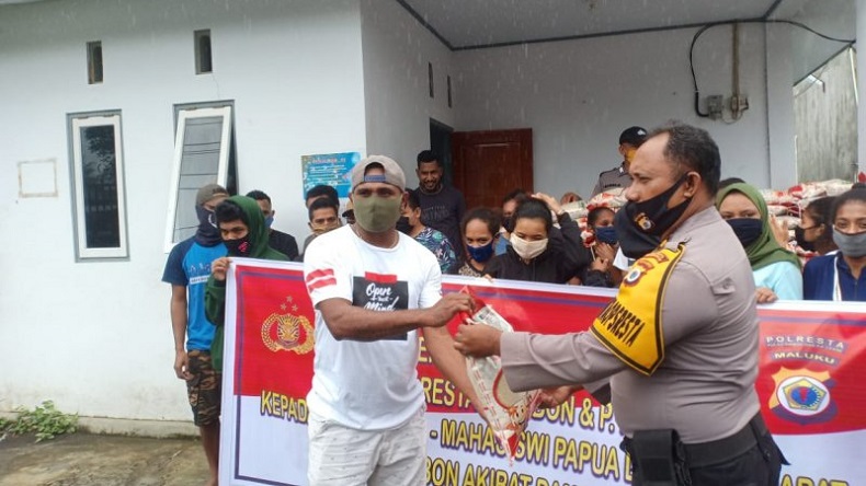 Puluhan Mahasiswa Papua dan Papua Barat di Ambon Terima Bansos Beras dari Kapolri