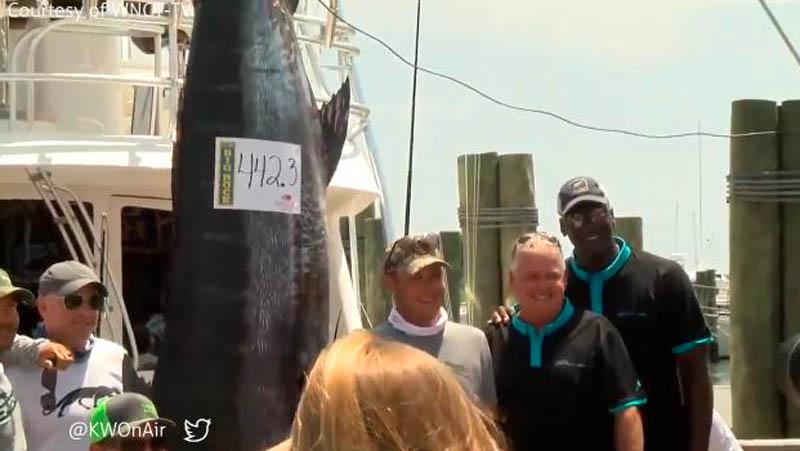 Ikut Lomba Mancing, Michael Jordan Dapat Ikan Marlin Biru 200 Kg