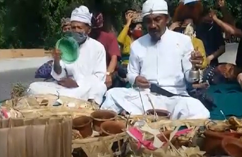 Keluarga Kapten Kadek Gelar Sembahyang Penyatuan Roh Jelang Ngaben 
