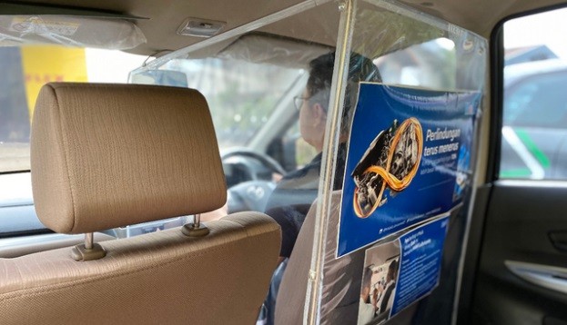 Cegah Covid-19, Mobil Lubricants Pasang Partisi di Armada Taksi Online