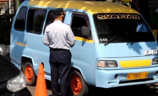 New Normal, Dishub Cirebon Semprot Disinfektan ke Angkot