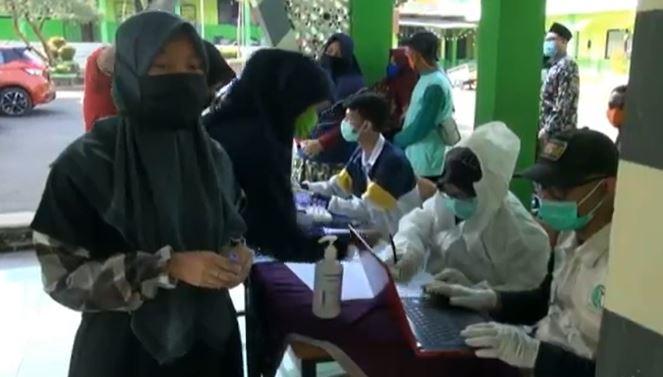 Pondok Pesantren di Subang Mulai Ajaran Baru, Para Santri Jalani Rapid Test