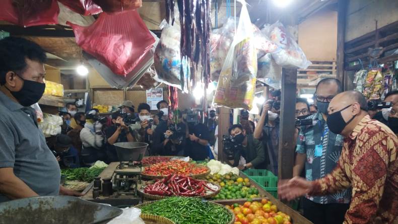 Blusukan, Menteri Teten Ingin Pastikan Relaksasi Kredit bagi Pedagang Pasar