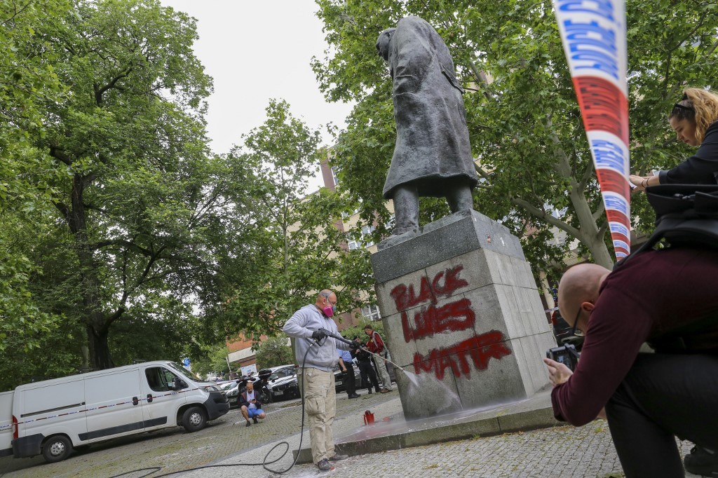Patung Winston Churchill Dirusak Demonstran Antirasial, PM Johnson Tuduh Pelaku Ekstremis